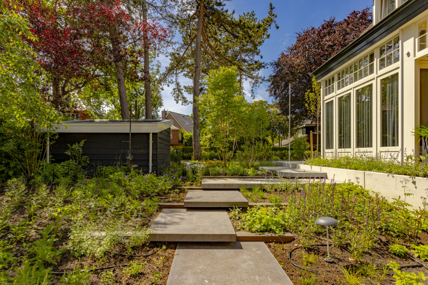 Bestrating aanleg tuin met luxe buitenverblijf Overveen