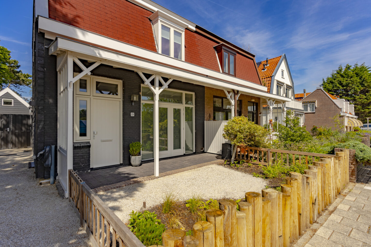 Bestrating , ontwerp en aanleg vernieuwende beachtuin Zandvoort