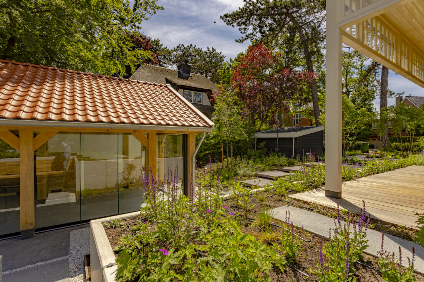 Grondwerk aanleg tuin met luxe buitenverblijf Overveen