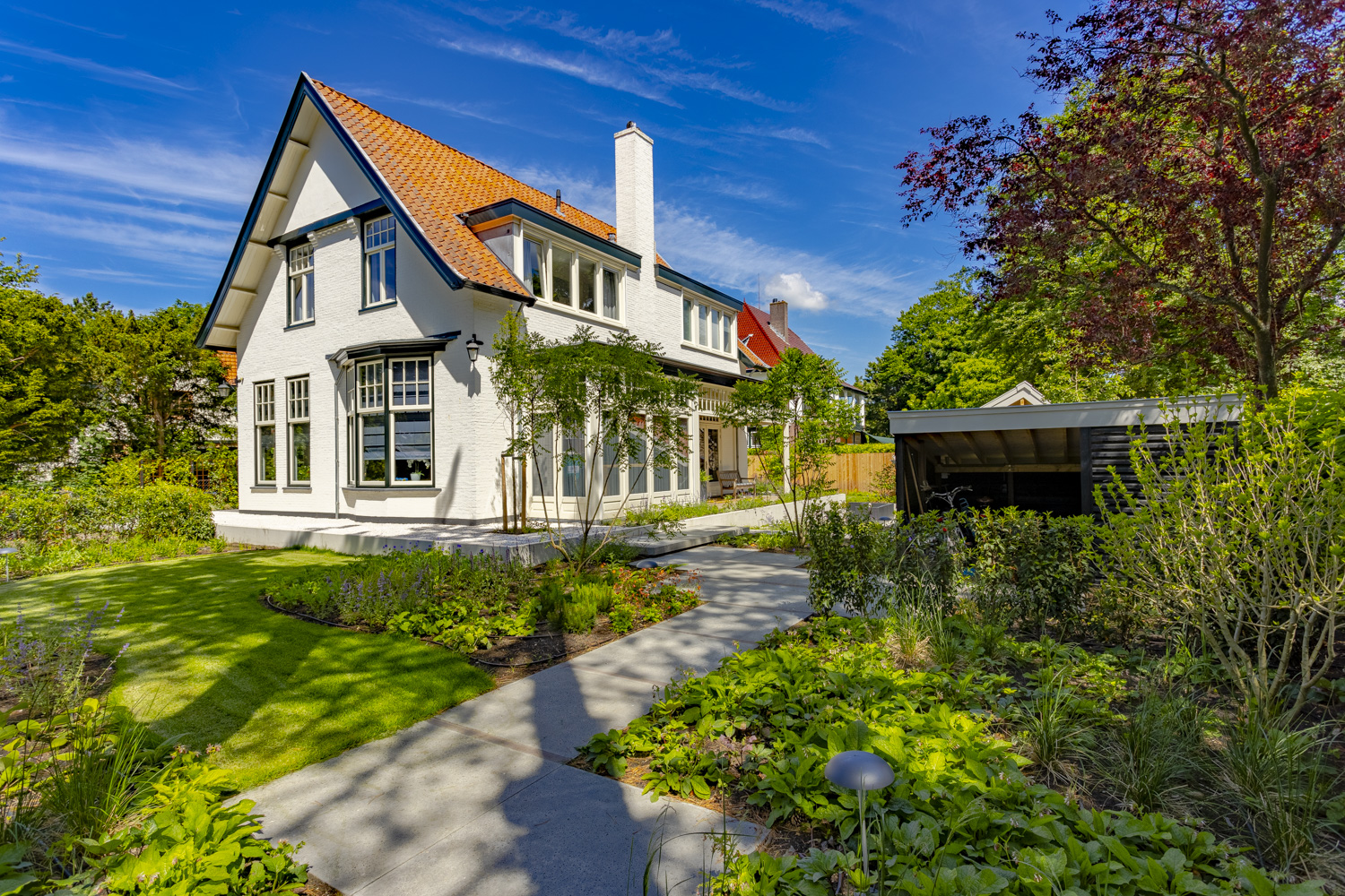 Ontwerp en aanleg aanleg tuin met luxe buitenverblijf Overveen