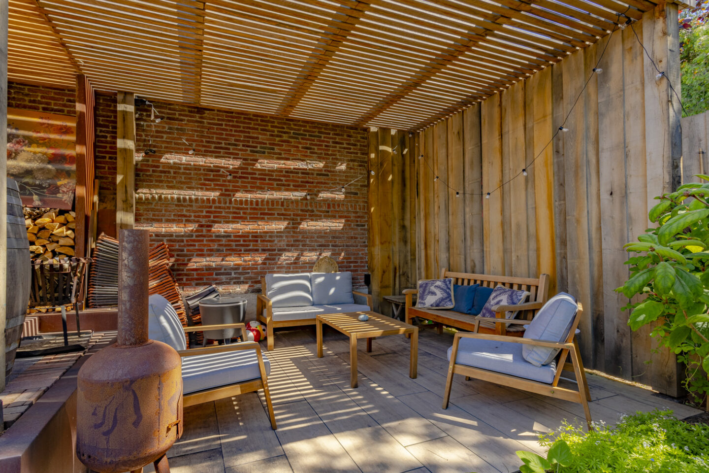 Timmerwerk, ontwerp en aanleg van gezellige achtertuin met veranda in Santpoort