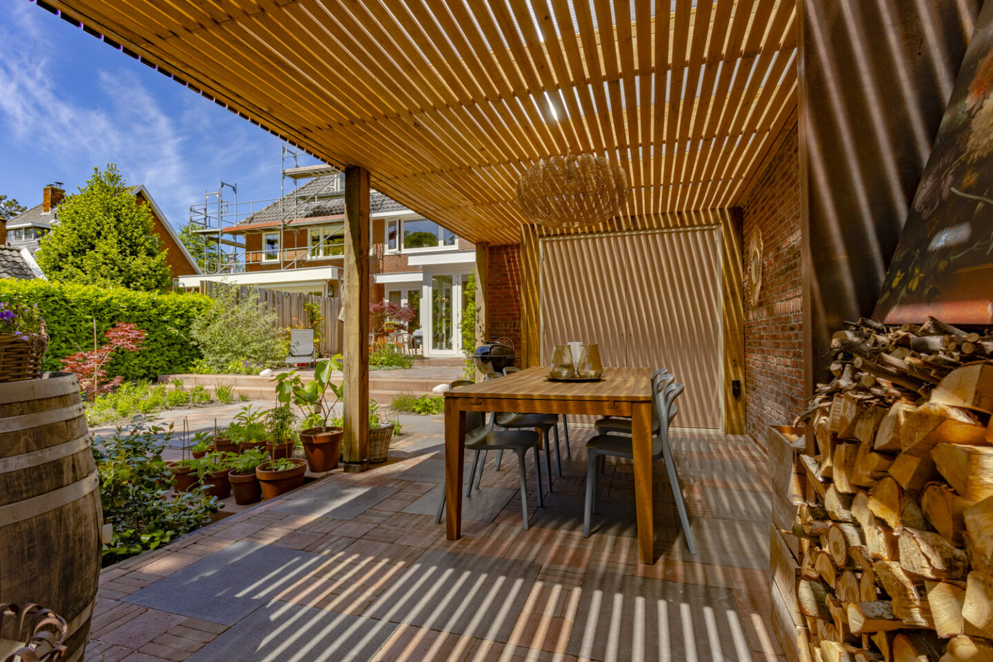 Timmerwerk, ontwerp en aanleg van gezellige achtertuin met veranda in Santpoort